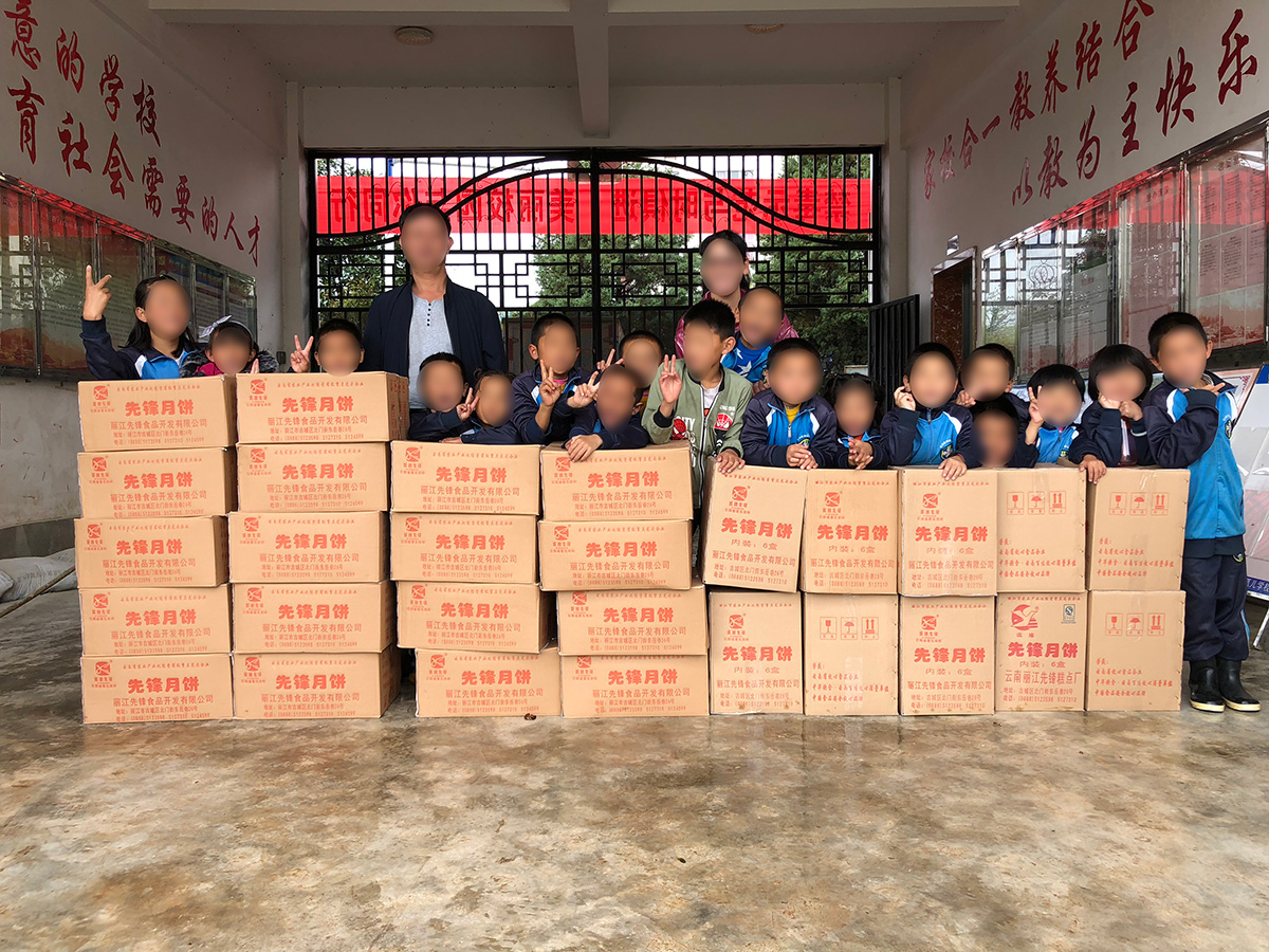 慰問福利院、聾啞學(xué)校