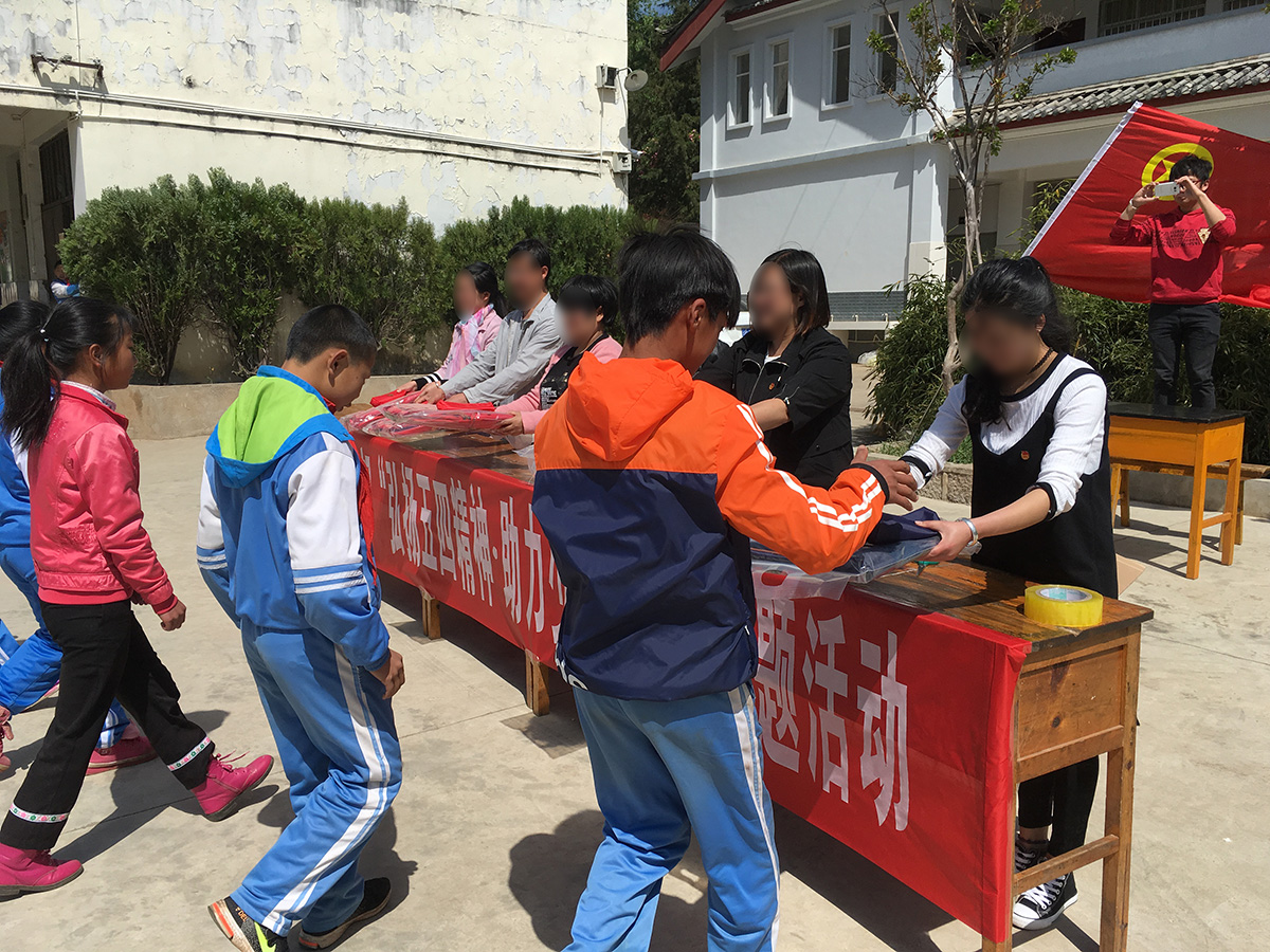 慰問福利院、聾啞學(xué)校