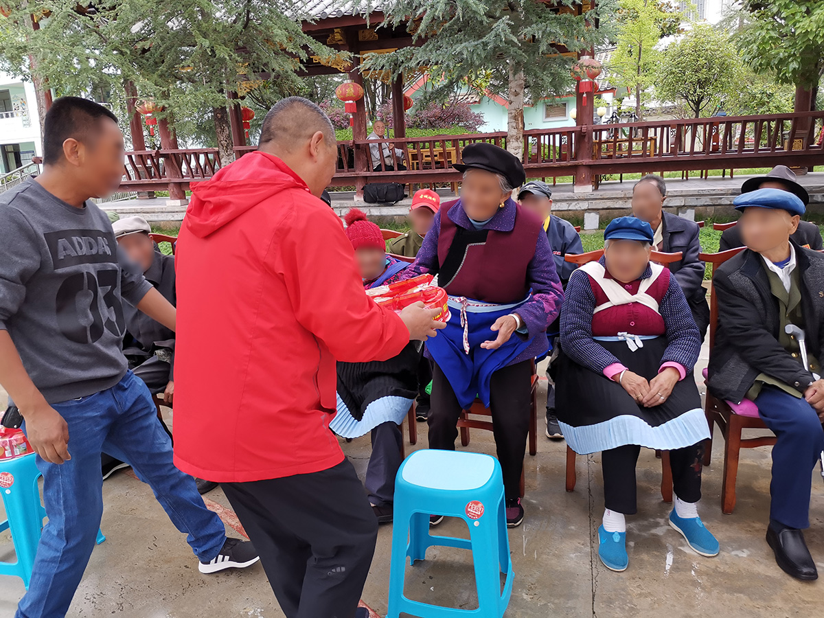 慰問福利院、聾啞學(xué)校